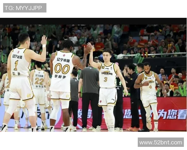 篮球明星因场外行为遭罚款引发热议球迷与媒体反应不一